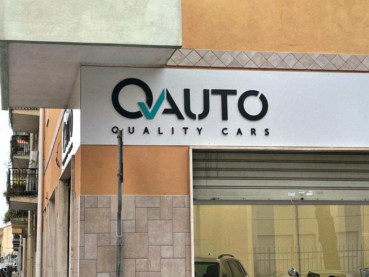 Insegna con Lettere In Rilievo